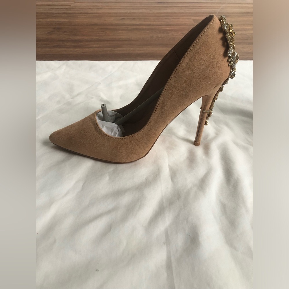 VIGO FIORE RHINESTONE DETAILED PUMPS 👠